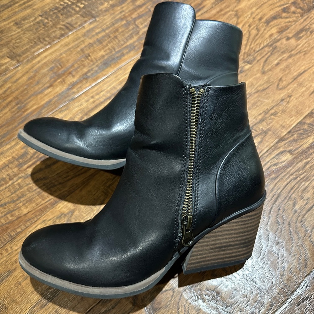 Korks Black Leather Ankle Boots
